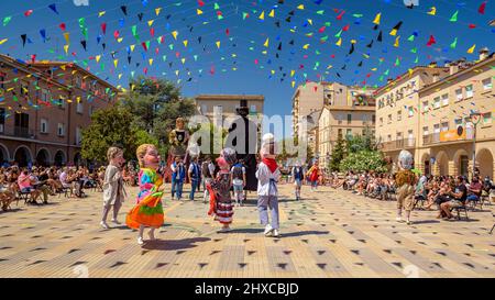 Piazza del Municipio di Navàs in occasione della festa patronale di Navàs (la Festa Major) (Barcellona, Catalogna, Spagna) ESP: Plaza de Navàs, Barcellona Foto Stock