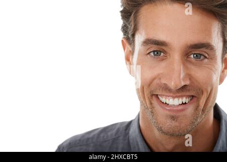 HES così carismatico. Ritratto di un bel giovane sorridente su sfondo bianco. Foto Stock