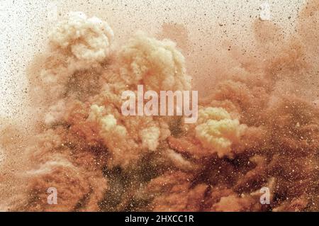 Primo piano della tempesta di polvere di roccia durante l'esplosione di dinamite nel deserto arabo Foto Stock