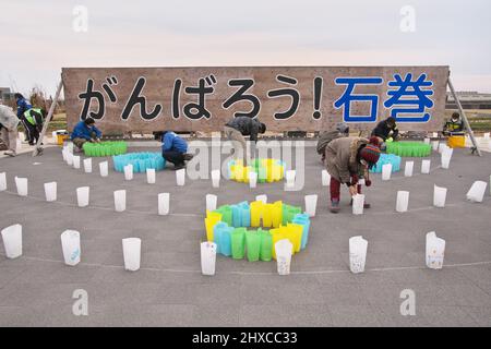 Ishinomaki, Giappone. 11th Mar 2022. La gente illumina una lanterna di carta al parco commemorativo di recupero dello tsunami di Ishinomaki Minamihama, Ishinomaki, Miyagi-prefecture, Giappone venerdì 11 marzo, 2022. Foto di Keizo Mori/UPI Credit: UPI/Alamy Live News Foto Stock