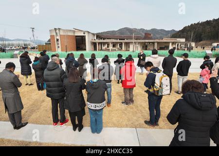 Ishinomaki, Giappone. 11th Mar 2022. Persone pregano presso l'ex scuola elementare di Okawa, dove 74 bambini e 10 insegnanti sono morti quando lo tsunami ha colpito il 11 marzo 2011, a Ishinomaki, nella prefettura di Miyagi, in Giappone, venerdì, Marzo 11, 2022. Foto di Keizo Mori/UPI Credit: UPI/Alamy Live News Foto Stock