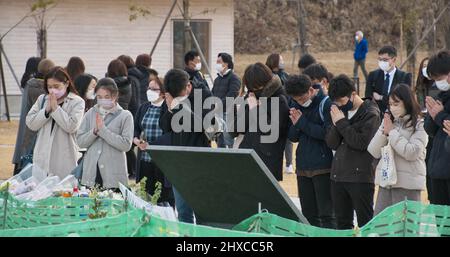 Ishinomaki, Giappone. 11th Mar 2022. Persone pregano presso l'ex scuola elementare di Okawa, dove 74 bambini insieme a 10 insegnanti sono morti lo tsunami colpito il 11 marzo 2011, a Ishinomaki, Prefettura di Miyagi, Giappone, venerdì, Marzo 11, 2022. Foto di Keizo Mori/UPI Credit: UPI/Alamy Live News Foto Stock