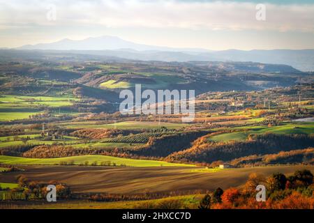 Una vista serale della campagna invernale in Umbria con i suoi terreni agricoli e vigneti come visto da Guardea, Italia. Foto Stock