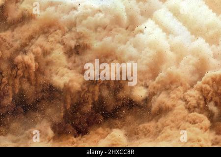 Primo piano di una tempesta di polvere durante l'operazione di detonazione Foto Stock