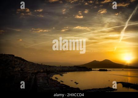 Il sole sorge sul Vesuvio a Napoli, come si vede da Via Orazio. Foto Stock