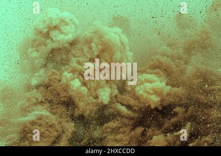 Primo piano della tempesta di polvere durante l'operazione di detonazione sul sito minerario Foto Stock