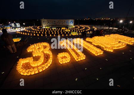 Ishinomaki, Giappone. 11th Mar 2022. Lanterne di carta sono esposte per pregare per le vittime nel 11th anniversario del terremoto giapponese e tsunami a Ishinomaki Minamihama Tsunami Recovery Memorial Park, Ishinomaki, Miyagi-prefettura, Giappone, il Venerdì, Marzo 11, 2022. Il terremoto del 9,0 ha ucciso circa 18.500 persone. Foto di Keizo Mori/UPI Credit: UPI/Alamy Live News Foto Stock