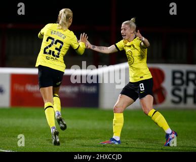 DAGENHAM, INGHILTERRA - MARZO 10: Chelsea Women Pernille Harder celebra il suo obiettivo con Chelsea Women Bethany Inghilterra durante Barclays fa Women's Super Foto Stock