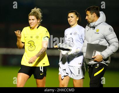 DAGENHAM, INGHILTERRA - MARZO 10: L-R Chelsea Women Millie Bright Chelsea Women Zecira Musovic and Stuart Searle Women's Head of Technical/ Goalkeeping Foto Stock