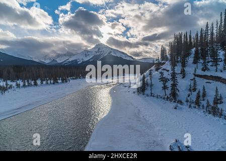 Vista del fiume North Saskatchewan nel Jasper Park lungo la Icefields Pkwy in inverno Foto Stock