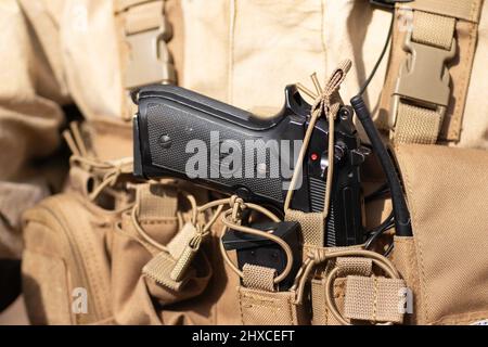 pistola airsoft, pistola nella tasca di scarico Foto Stock