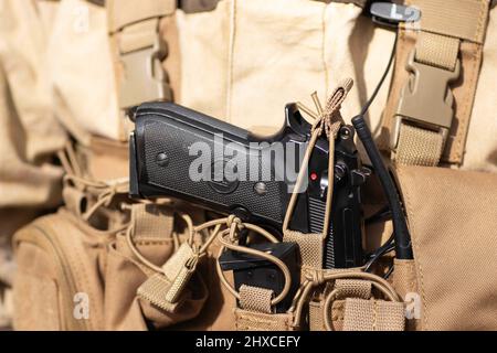 pistola airsoft, pistola nella tasca di scarico Foto Stock