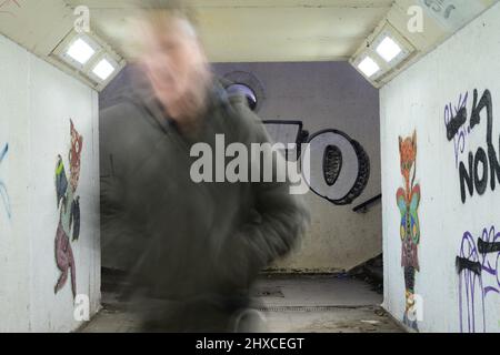 uomo che cammina attraverso il tunnel sottopasso sotto strada durante la notte leeds regno unito Foto Stock