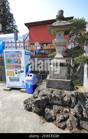 Musashidai Rokuten Santuario Saitama , Giappone 1752 Oto, Iwatsukiku, Saitama 339-0014 Prefettura di Saitama 武蔵第六天神社. Tōrō Lanterna tradizionale in pietra Foto Stock