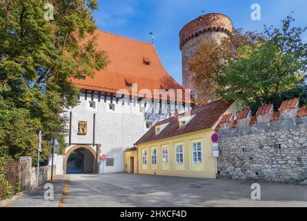 Tabor, Repubblica Ceca. La storica Torre di Kotnov e la porta Bechyne nella città vecchia Foto Stock