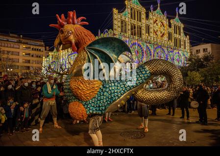 I Valls Basilisk nella Processione del 2022 (2021+1) Valls Decennale Festival, in onore della Vergine delle candele in Valls, Tarragona, Spagna Foto Stock