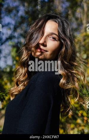 La giovane donna gode la giornata di sole Foto Stock