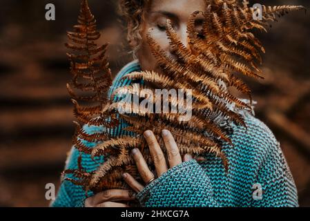 Donna, occhi chiusi, foglia di felce, vertocknet, ritratto, natura, foresta, autunno, Foto Stock