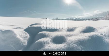 Cristalli di ghiaccio su una coperta di neve Foto Stock