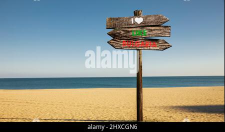 Spiaggia di sabbia dorata sulla costa bulgara del Mar Nero, cartelli, cartelli Foto Stock