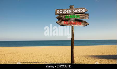 Cartello sulla spiaggia di sabbia presso la Gold Beach sulla costa bulgara del Mar Nero Foto Stock