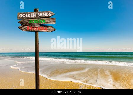 Spiaggia di sabbia dorata sulla costa bulgara del Mar Nero, cartelli, cartelli Foto Stock