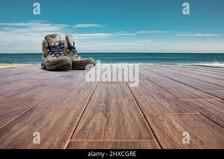 Scarpe da trekking sulla costa bulgara del Mar Nero Foto Stock