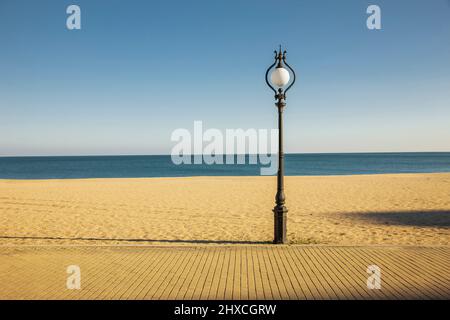 Spiaggia di sabbia sulla spiaggia dorata sulla costa bulgara del Mar Nero con lanterna Foto Stock