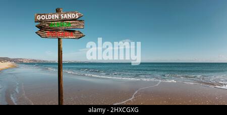 Spiaggia di sabbia dorata sulla costa bulgara del Mar Nero, cartelli, cartelli Foto Stock