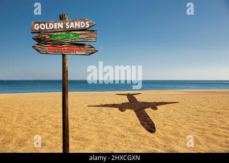 Cartello sulla spiaggia di sabbia sulla Gold Beach sulla costa bulgara del Mar Nero, all'ombra di un aereo Foto Stock