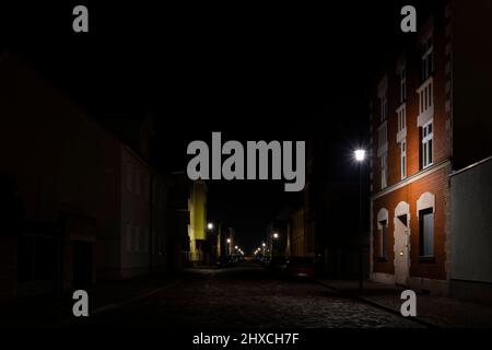 Germania, città di Luckenwalde, strade deserte di notte durante il coprifuoco per i non vaccinati Foto Stock
