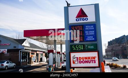 NORWALK, CT, Stati Uniti d'America - 11 MARZO 2022: Stazione di servizio Citgo cartello prezzi vicino Post Road e i -95 vista in bella giornata di sole con cielo blu Foto Stock