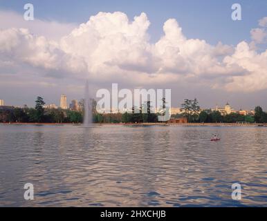 LAGO - VISTA DE MADRID AL FONDO - FOTO AÑOS 90. UBICAZIONE: CASA DE CAMPO. MADRID. SPAGNA. Foto Stock