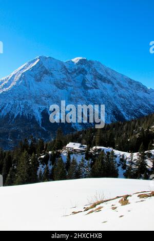 Escursione invernale al Wang Alm nel Gaistal, vista della Hohe Munde 2662m, in primo piano il Wetterstein Hütte, Austria, Tirolo, vacanza, inverno, tempo da sogno Foto Stock