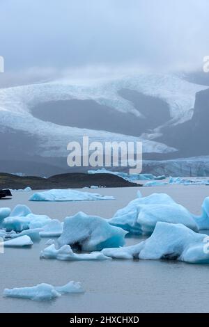 Ghiacciai galleggianti nel lago glaciale Fjallsarlon, il ghiacciaio Fjallsjokull, il Parco Nazionale Vatnajokull, Islanda Foto Stock