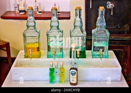 Liquore Kitron, la bevanda tradizionale dell'isola di Naxos, in distilleria Vallindras, Chalki village. Cicladi Mar Egeo, Grecia Foto Stock