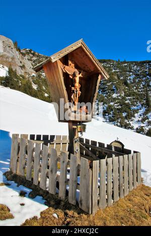 Escursione invernale al Wang Alm nel Gaistal, croce di montagna nei Monti austriaci di Wetterstein, Austria, Tirolo, vacanza, inverno, tempo da sogno Foto Stock