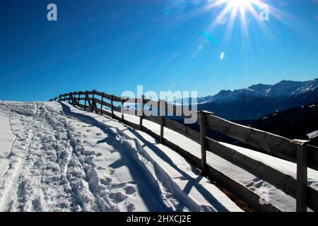 Escursione invernale al Wang Alm 1751m nel Gaistal, Austria, Tirolo, vacanza, inverno, sentiero escursionistico, recinzione, sole, Foto Stock