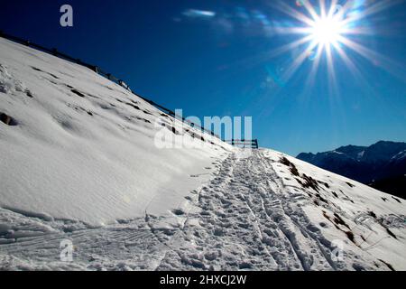 Escursione invernale al Wang Alm 1751m nel Gaistal, Austria, Tirolo, vacanza, inverno, sentiero escursionistico, recinzione, sole, Foto Stock