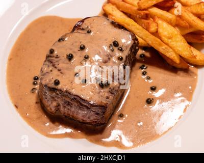 Filetto di manzo con salsa di peppercorn verde o filetto Mignon e salsa Pouvre Vert Foto Stock