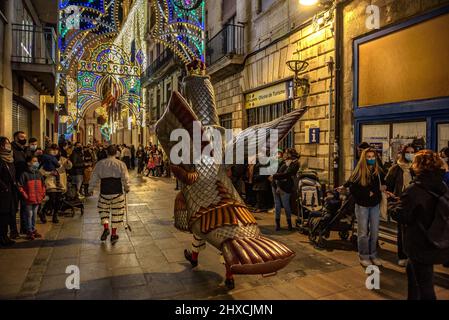 L'Aquila Valls nella Processione del Festival Decennale delle Valls 2022, in onore della Vergine delle candele in Valls (Tarragona, Catalogna, Spagna) Foto Stock