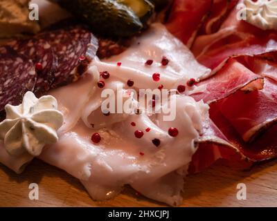 Lardo Pino grasso, Speck e Salami Cold Salumi misti in un Board a Cortina d'Ampezzo, Italia, il taglio degli affetati misti sono una specialità delle Dolomiti Foto Stock