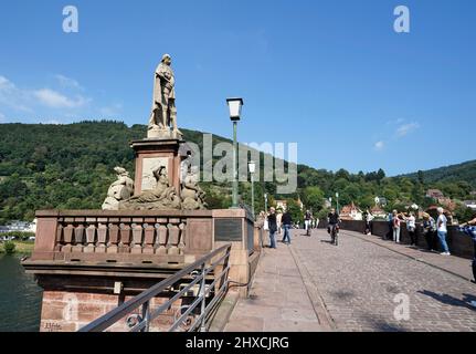 Germania, Baden-Württemberg, Heidelberg, Karl-Theodor-Bridge, statua del ponte, turisti, passanti Foto Stock