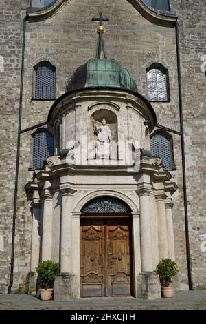 Germania, Baviera, alta Baviera, Chiemgau, Altenmarkt an der Alz, Monastero di Baumburg, Chiesa del Monastero di Santa Margherita, Portale d'ingresso, Figura di Santa Margherita Foto Stock