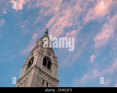 Campanile Campanile o spire e sera Sky a Cortina d'Ampezzo, Italia Foto Stock