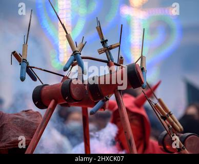 I Valls Devils nella Processione del 2022 Balls Decennial Festival, in onore della Vergine delle candele in Valls, Tarragona, Catalogna, Spagna Foto Stock