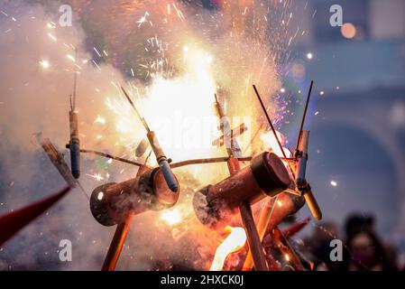 I Valls Devils nella Processione del 2022 Balls Decennial Festival, in onore della Vergine delle candele in Valls, Tarragona, Catalogna, Spagna Foto Stock