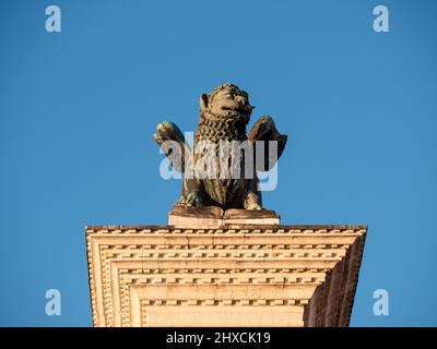 Scultura in bronzo del Leone di Venezia sulla colonna di San Marco in Piazza San Marco a Venezia Foto Stock