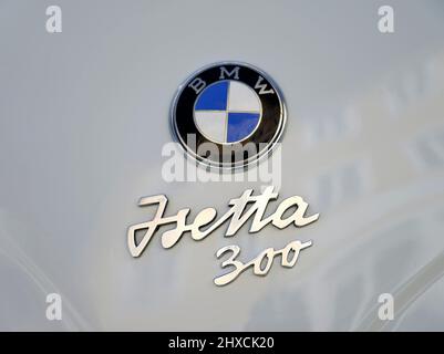 Germania, Baviera, alta Baviera, Traunstein, piazza della città, Auto, auto d'epoca, auto piccola BMW-Isetta, emblema, scritta, dettaglio Foto Stock