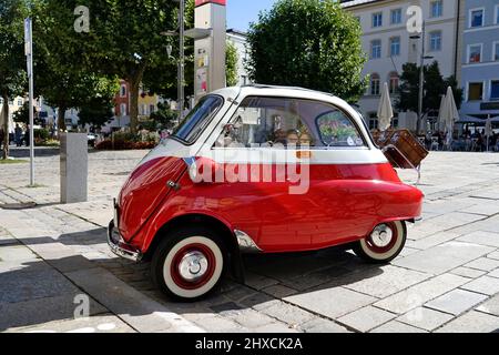 Germania, Baviera, alta Baviera, Traunstein, piazza della città, Auto, auto classica, parcheggio BMW Isetta piccola macchina Foto Stock